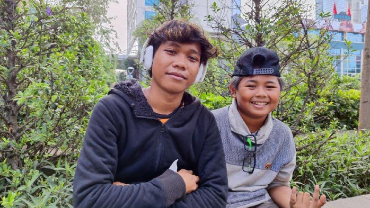 Acil (kiri), salah satu remaja yang sempat meramaikan Citayam Fashion Week, saat ditemui Kompas.com di sekitaran Dukuh Atas, Jakarta Selatan, Minggu (25/6/2023). (Kompas.com/Wasti Samaria Simangunsong)