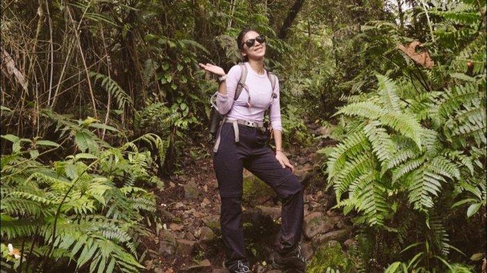 Inilah profil dan akun medsos Adinda Thomas yang akan beradu akting dengan El Gibran dalam film terbarunya yang berjudul 'Bangsatnya Cinta Pertama'v