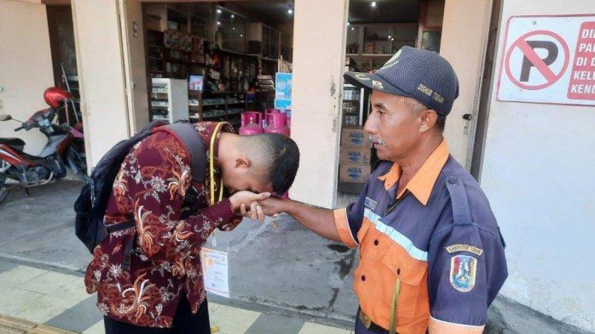 Agung Teddy Prasetya (19), seorang anak tukang parkir di Tuban yang lolos seleksi polisi