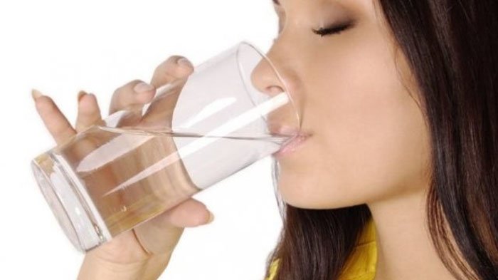 Ilustrasi air minum diracuni rekan kerja