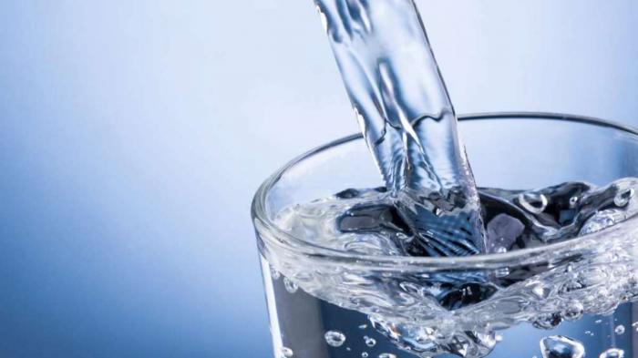 Air putih atau mineral water.