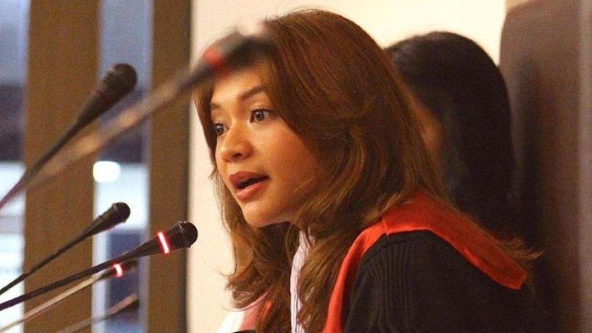 Amel Carla saat magang duduk di kursi persidangan jadi pengacara.