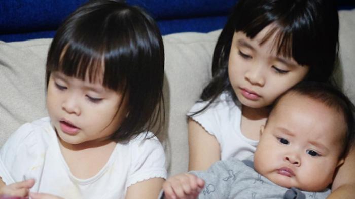 Anak-anak Zaskia Adya Mecca dan Hanung Bramantyo.