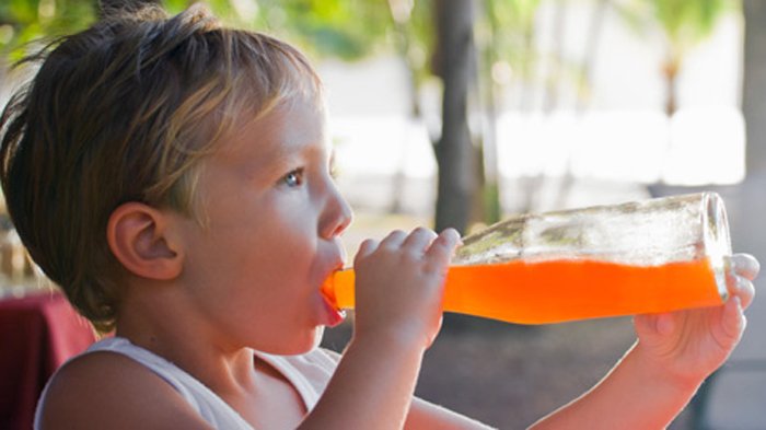 Anak minum untuk mengobati tipes