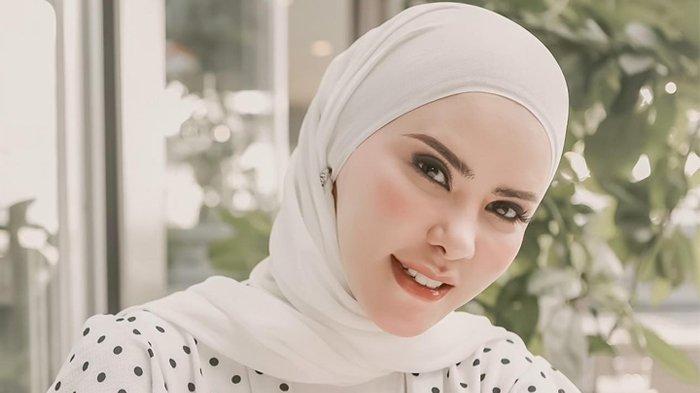 ANGEL LELGA PENSIUN - Lima tahun cerai dari Vicky Prasetyo, Angel Lelga mulai tinggalkan dunia keartisan.