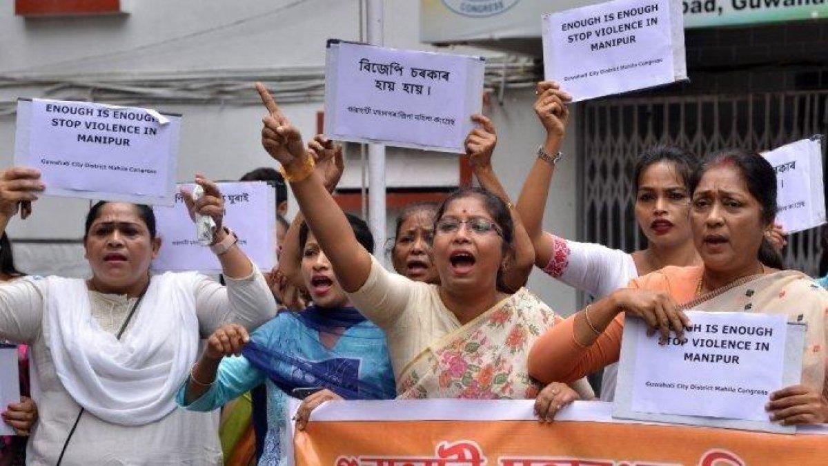 Anggota Kongres Assam Pradesh Mahila (Assam PMC) meneriakkan slogan-slogan ketika saat mengambil bagian dalam demonstrasi menentang kekerasan etnis yang sedang berlangsung di negara bagian Manipur, India timur laut, di Guwahati pada 21 Juli 2023. Menteri utama negara bagian Manipur menyebut pelaku yang mengarak wanita tanpa busana akan ditindak tegas, termasuk adanya kemungkinan hukuman mati.