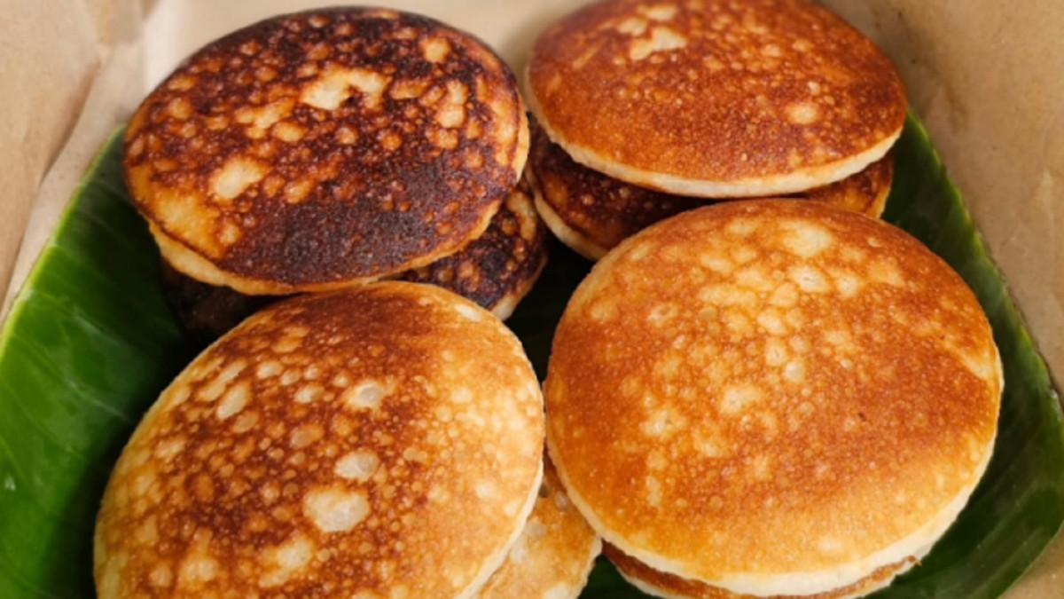 Inilah cara mudah membuat kue apem tape ketan hitam khas Jawa Tengah, kuncinya fermentasi tape yang pas agar aroma dan teksturnya sempurna!