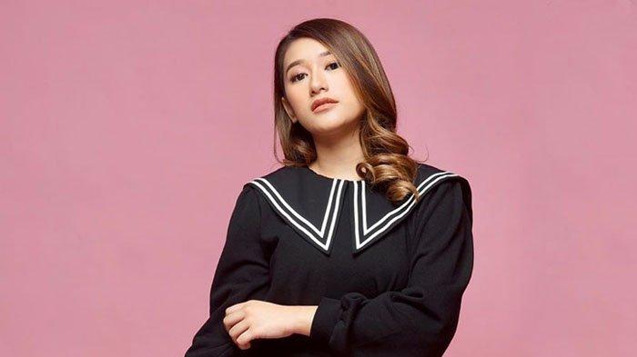 Amanda Caesa kini berkuliah di London, Inggris.