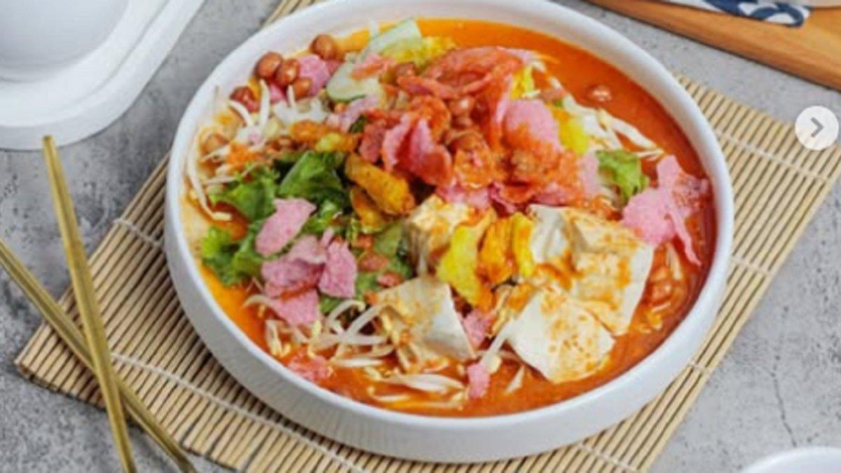 Inilah cara mudah membuat Asinan Sayur, makanan khas Bogor, Jawa Barat, kuncinya disirami kuah waktu penyajian, dan tidak lupa taburi kerupuk 