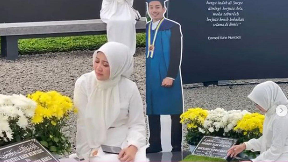 Atalia Praratya menangis di makam Eril usai sang anak diwuda di ITB.