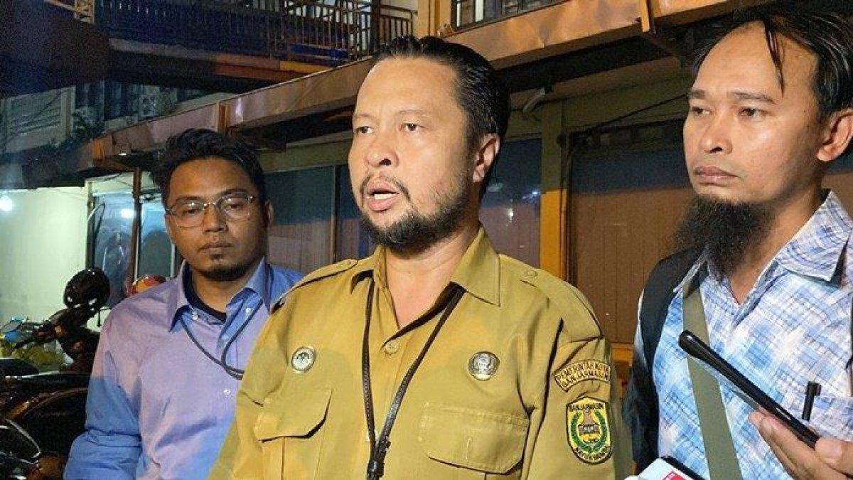 Ayah dari siswa korban penusukan di SMAN 7 Bajarmasin, Faisal Aqli (tengah)