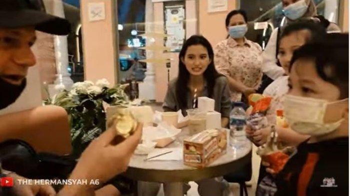 Ayah Sarah Menzel bawakan oleh-oleh dari Jerman.