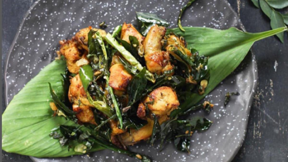 Inilah cara mudah membuat Ayam Tangkap khas Pidie Jaya, Aceh, kuncinya ayam goreng renyah dan daun kari wangi yang membuat aroma khas menggoda selera