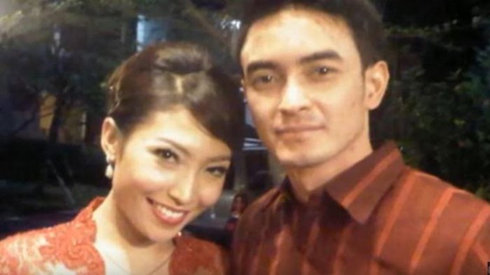 Ayu Dewi dan Zumi Zola sempat tunangan