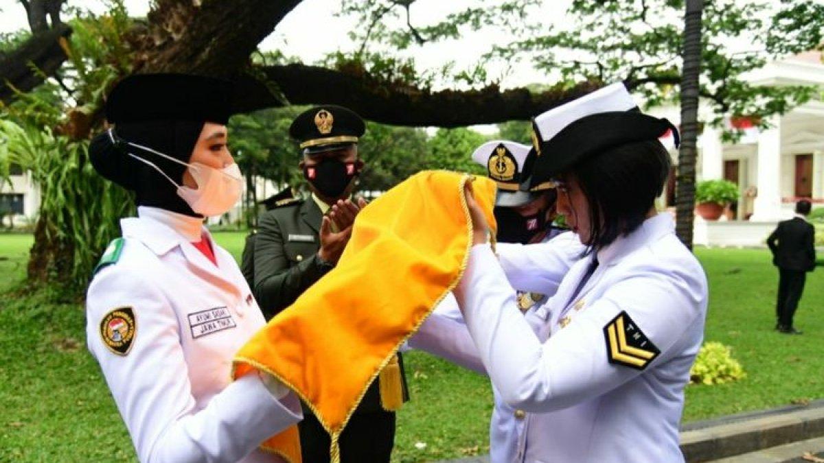 ayumi foto bendera