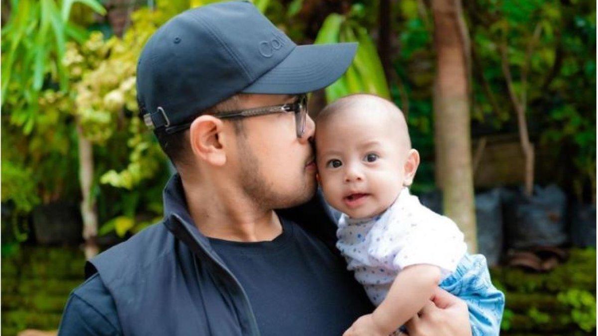 baby Senna ternyata sudah hadir di keluarga Shandy dan Gilang sejak bulan Juni 2024 lalu.
