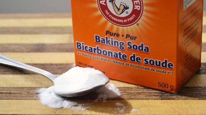Berkumur dengan baking soda dapat mengembalikan keseimbangan pH dan mengurangi peradangan, yang dapat membantu menyembuhkan sariawan.