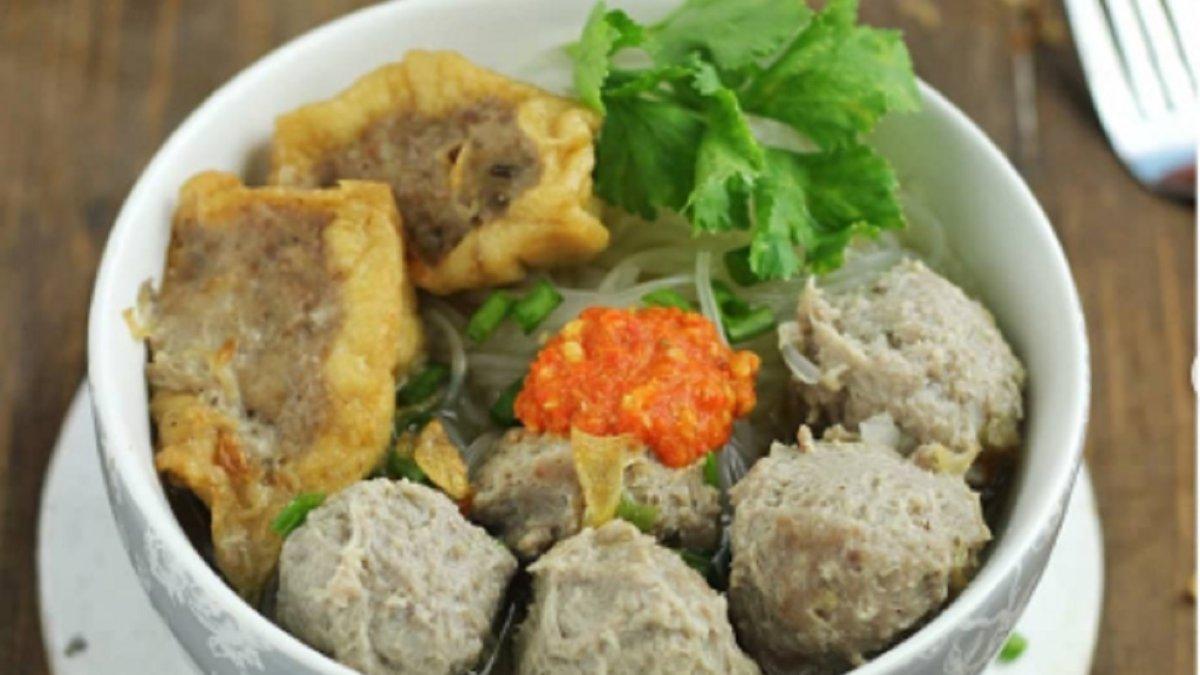 Inilah cara mudah membuat Bakso, makanan khas Malang, Jawa Timur, kuncinya giling bawang sampai lembut, tambahkan tepung sagu, bekukkan bakso