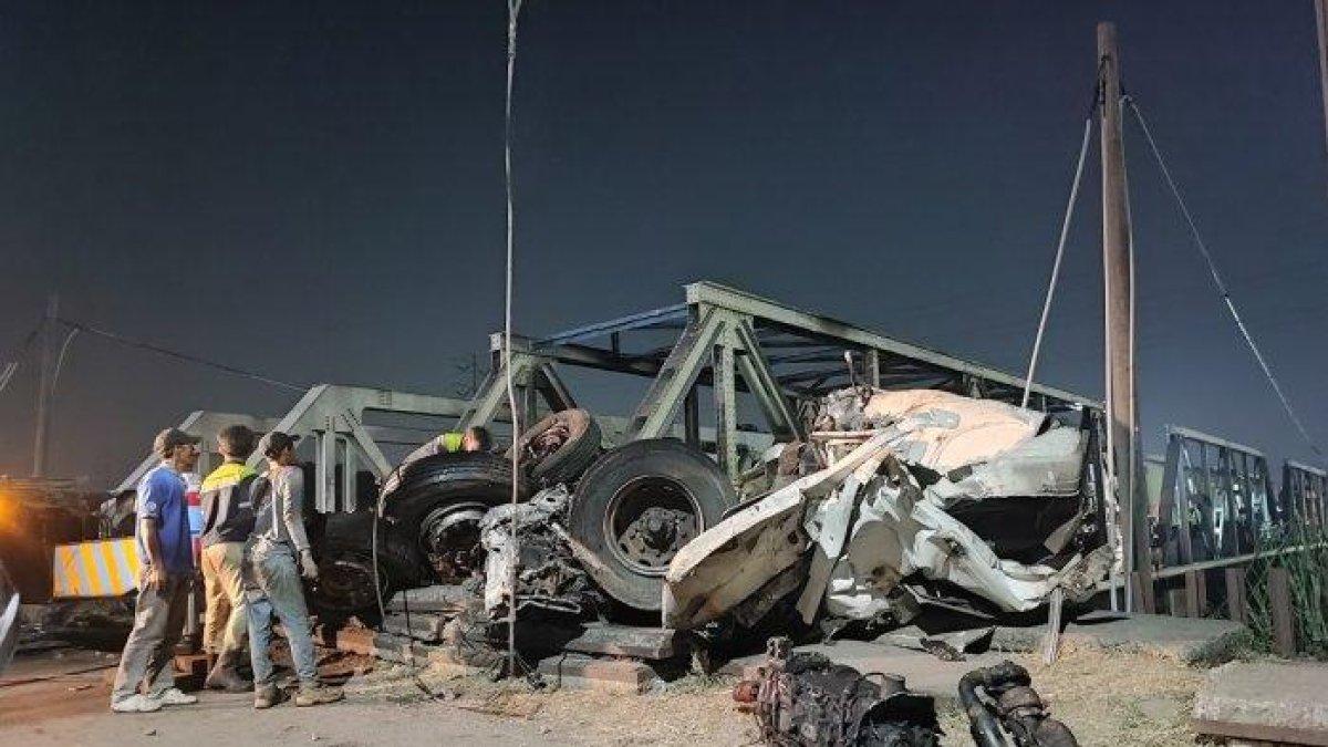 Bangkai truk yang berhasil dievakuasi dari atas jembatan banjir kanal barat (BKB) menggunakan truk crane. Bangkai truk ringsek imbas kecelakaan dengan kereta api di kota Semarang, Selasa (18/7/2023) malam.