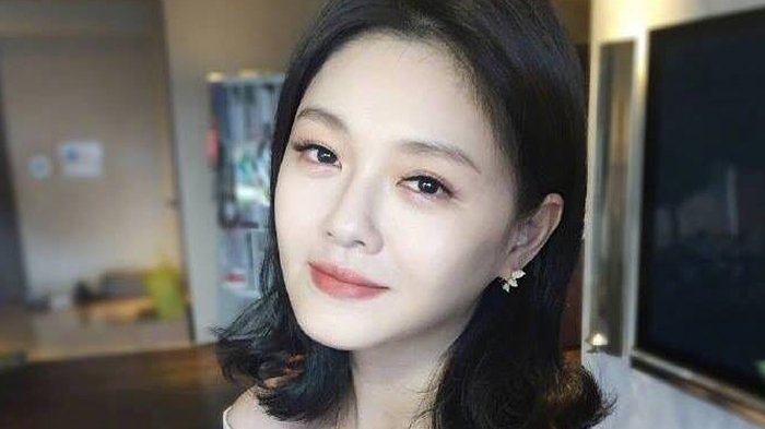 KESEDIHAN KELUARGA BARBIE HSU - Ibunda Barbie Hsu dikabarkan sangat terpukul dan tak kuasa menahan air mata di samping jenazah putrinya.