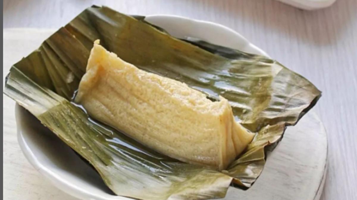Inilah cara mudah membuat Barongko khas Bugis, Sulsel, kuncinya gunakan pisang matang dan telur segar, membuat rasa manisnya alami dan tekstur lembut
