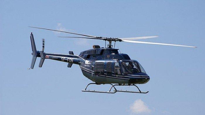 Baru turun dari Helikopter Bell 407, seorang pria sudah buru-buru ingin selfie