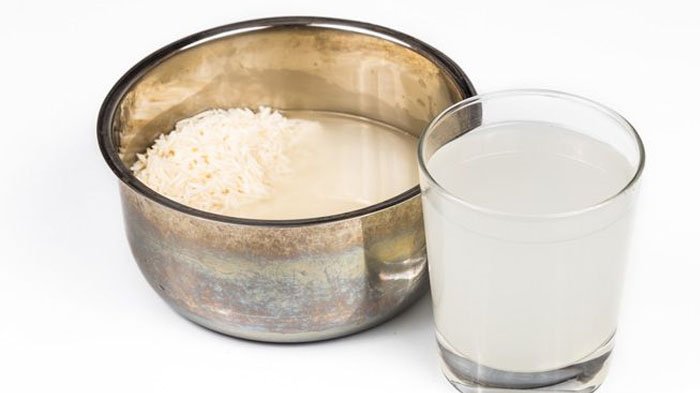 Jika ingin memasak nasi agar lebih putih dan pulen, kamu bisa menambahkan agar-agar putih.