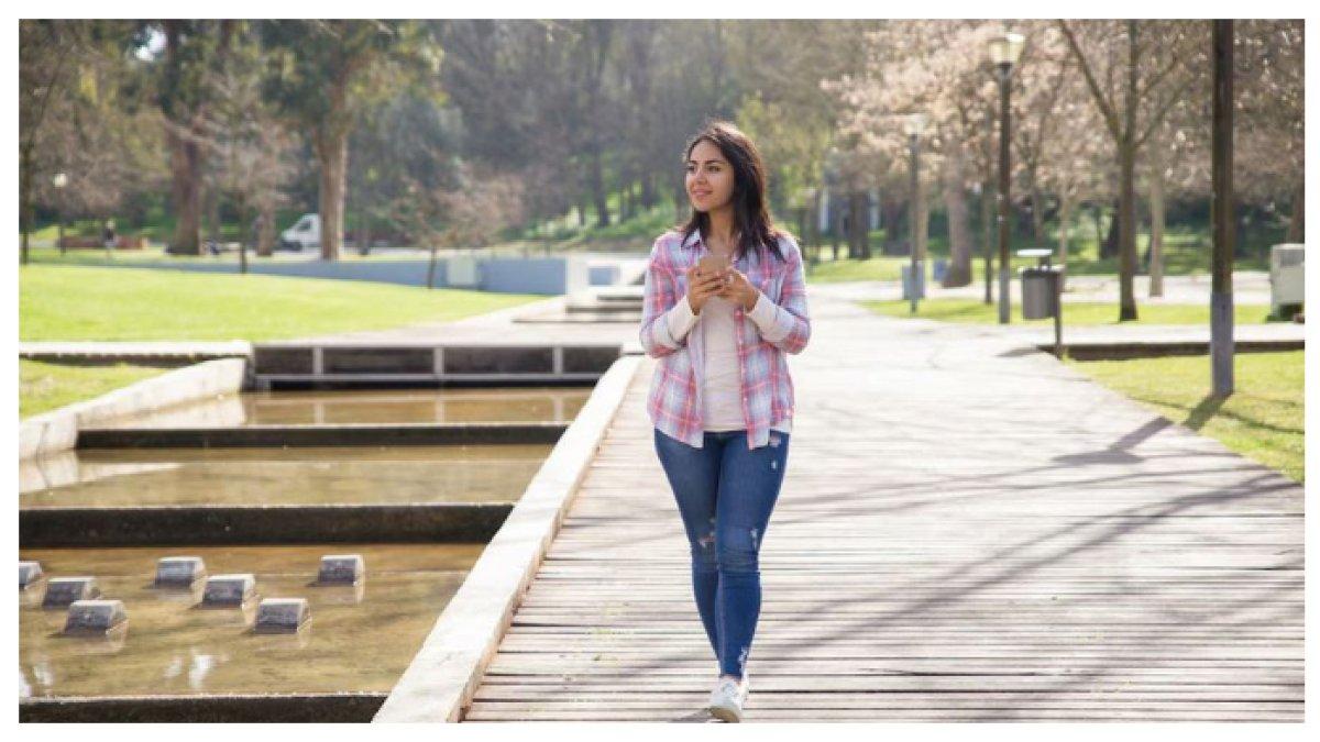 BERJALAN KAKI - berjalan bukan hanya membantu memperbaiki suasana hati dan mengurangi stres tetapi juga latihan fisik.