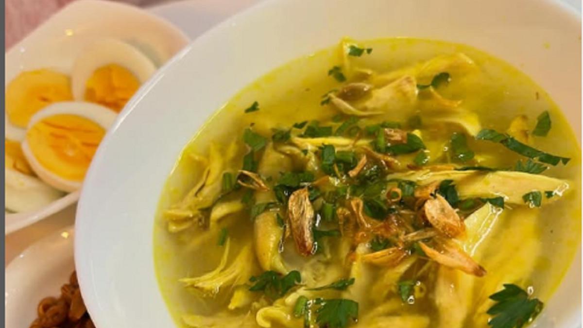 Inilah cara mudah membuat Soto Ayam khas Betawi, DKI Jakarta, kuncinya rebus kaldu dengan api kecil, cita rasa gurihnya bikin susah berhenti makan