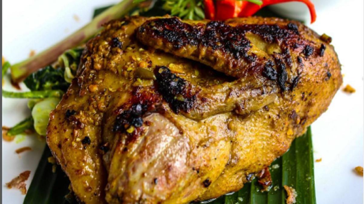 Inilah cara mudah membuat Bebek Betutu khas Gianyar, Bali, kuncinya bumbu Bali yang kaya rempah dan proses pembakaran lambat agar meresap sempurna