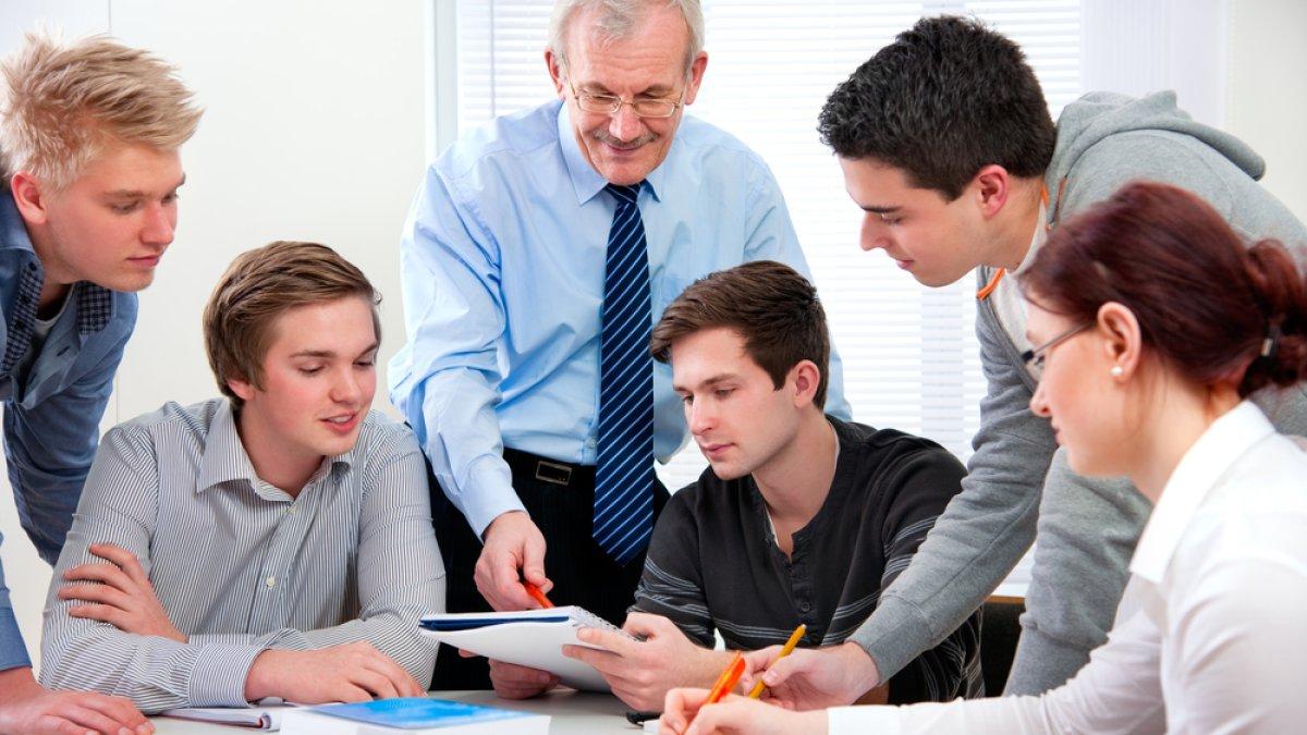 Setiap mata kuliah akan dibimbing oleh dosen yang berbeda.