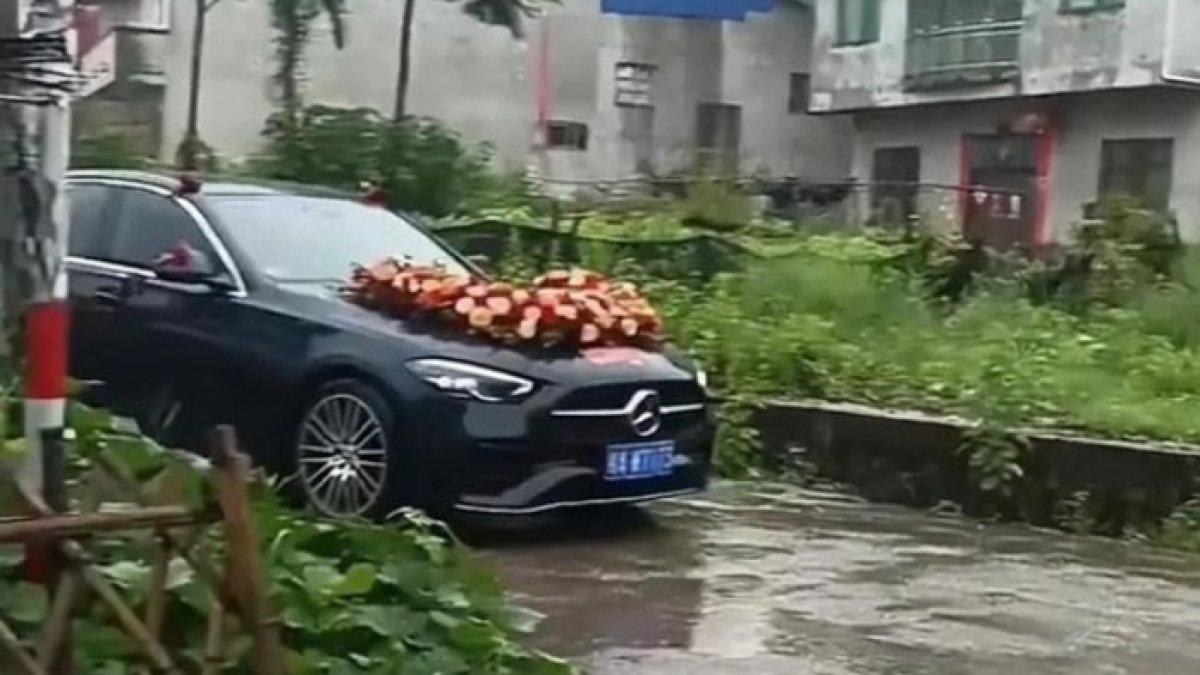 Bocah 9 tahun di China berlutut di depan mobil pengantin ayahnya untuk meminta akta kelahiran.