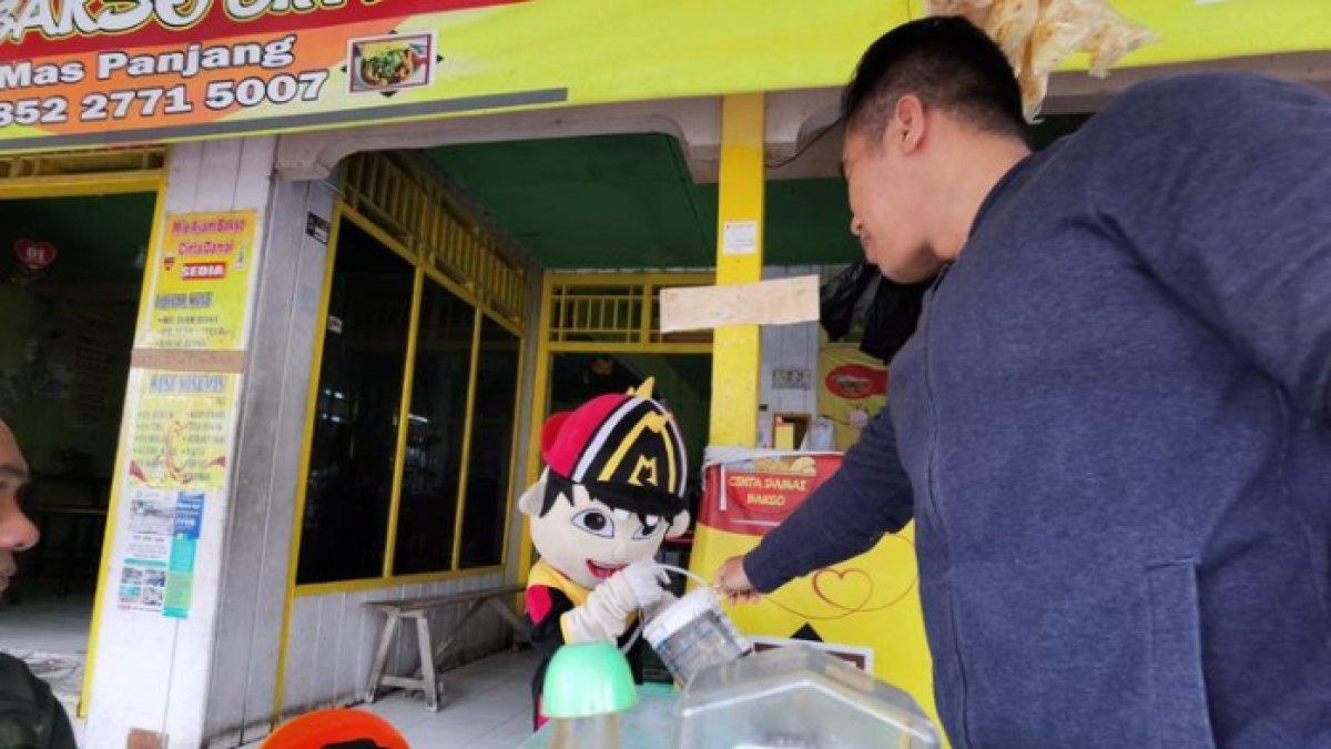 Bocah badut kecil bernama R (7) saat sedang meminta uang ke pengunjung warung bakso di Nunukan, Kaltara. R bersama abangnya tidak bersekolah dan bekerja menjadi badut sampai malam setiap harinya.
