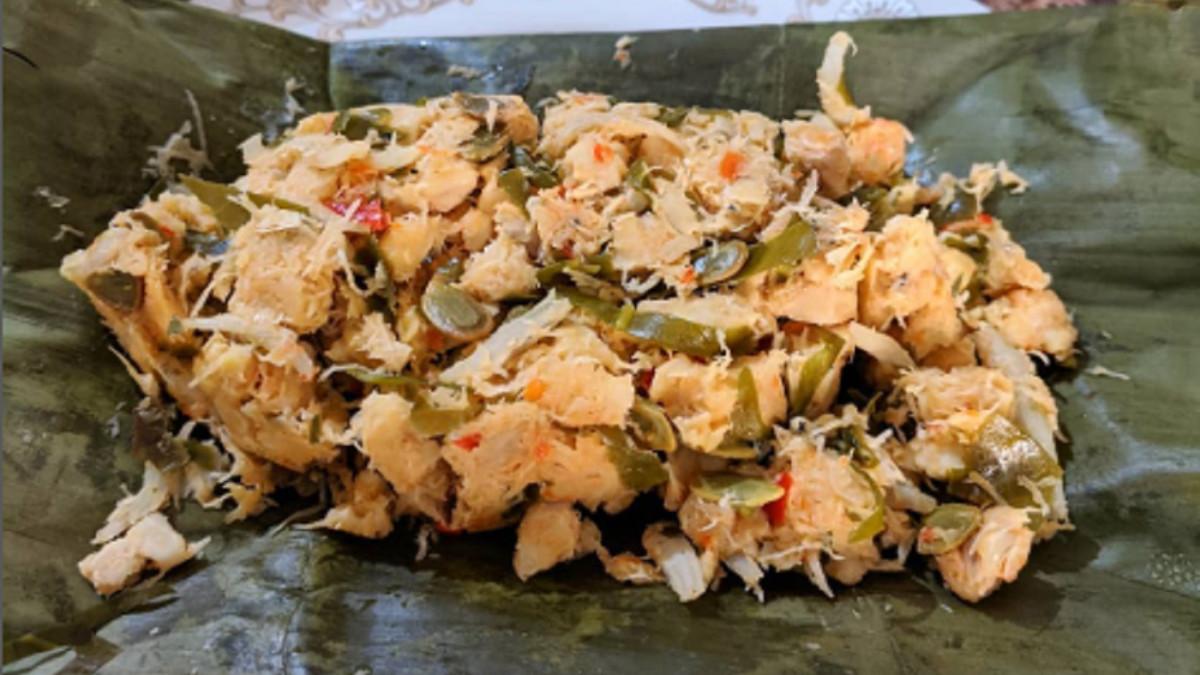 Cara mudah membuat botok tempe, makanan khas Mojokerto, Jawa Timur, kuncinya di bumbu kelapa yang gurih, pedas, dan dikukus dalam daun pisang.