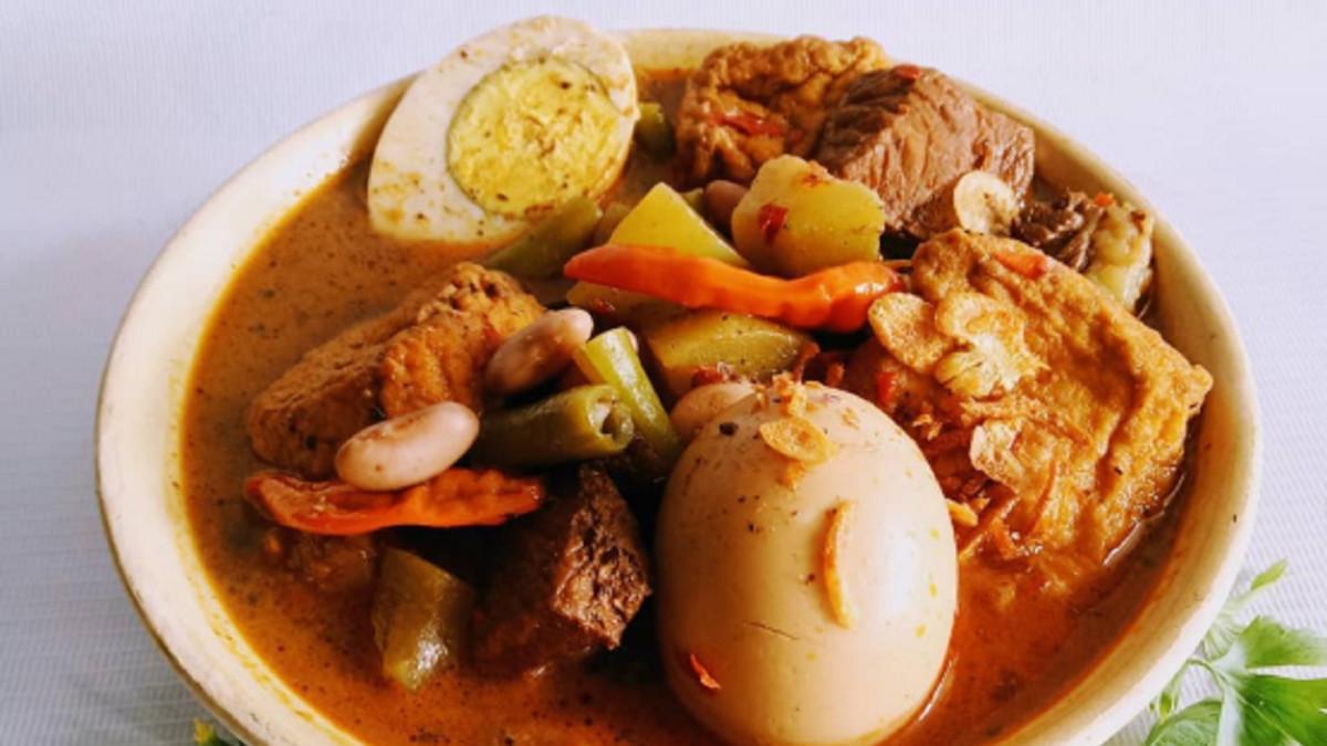 Inilah cara mudah membuat Brongkos, makanan khas Yogyakarta, Kuncinya gunakan santan dan rempah pilihan agar rasa kaya dan lezat.