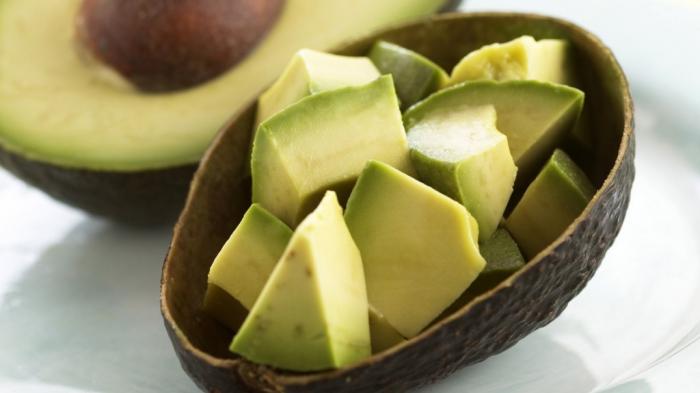 Alpukat dikenal sebagai buah bertekstur creamy dan lezat yang kaya akan lemak sehat.