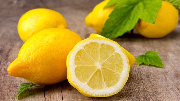 Buah lemon dapat juga di manfaatkan untuk mencerahkan pakaian yang sudah menguning