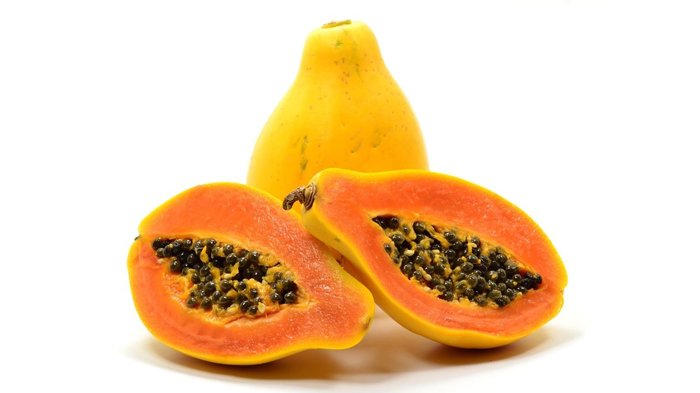 Pepaya adalah buah paling bagus untuk melancarkan pencernaan karena mengandung enzim papain.
