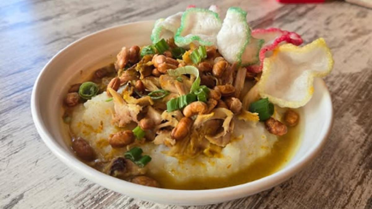 Inilah cara mudah membuat Bubur Ayam khas Jakarta, kuncinya sajikan hangat dengan taburan yang renyah, perpaduan lembut dan gurihnya bikin puas