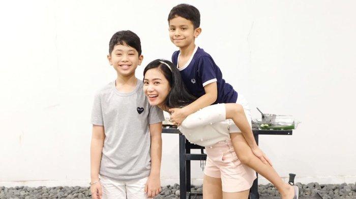 Bunga Zainal dan kedua anaknya