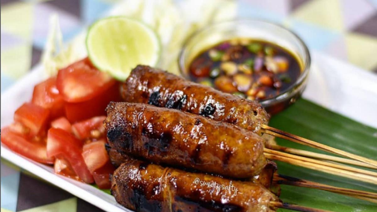 Inilah cara mudah membuat sate buntel khas Solo, Jawa Tengah, kuncinya balutan lemak yang juicy dan harum, menghasilkan rasa yang kaya!