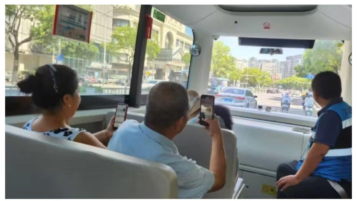 BUS TANPA SUPIR DI TIONGKOK - Membeuat warga setempat kaget dengan adanya bus tersebut