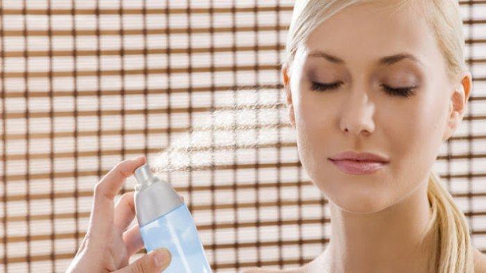 Cara semprotkan face mist ke wajah