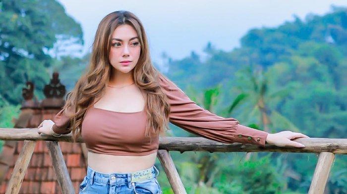 Celine Evangelista memulai kariernya sebagai model