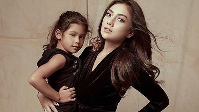 Celine Evangelista dan anaknya, Jemima.
