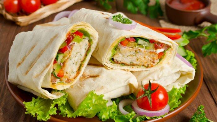 Persiapkan makanan ringan mengatasi anak mabuk perjalanan