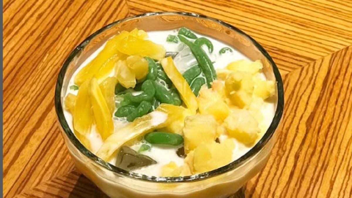 Inilah cara mudah membuat Es Cendol Tape khas Indonesia, kuncinya aduk rata sebelum disajikan segera, perpaduan manis segar yang sulit dilupakan