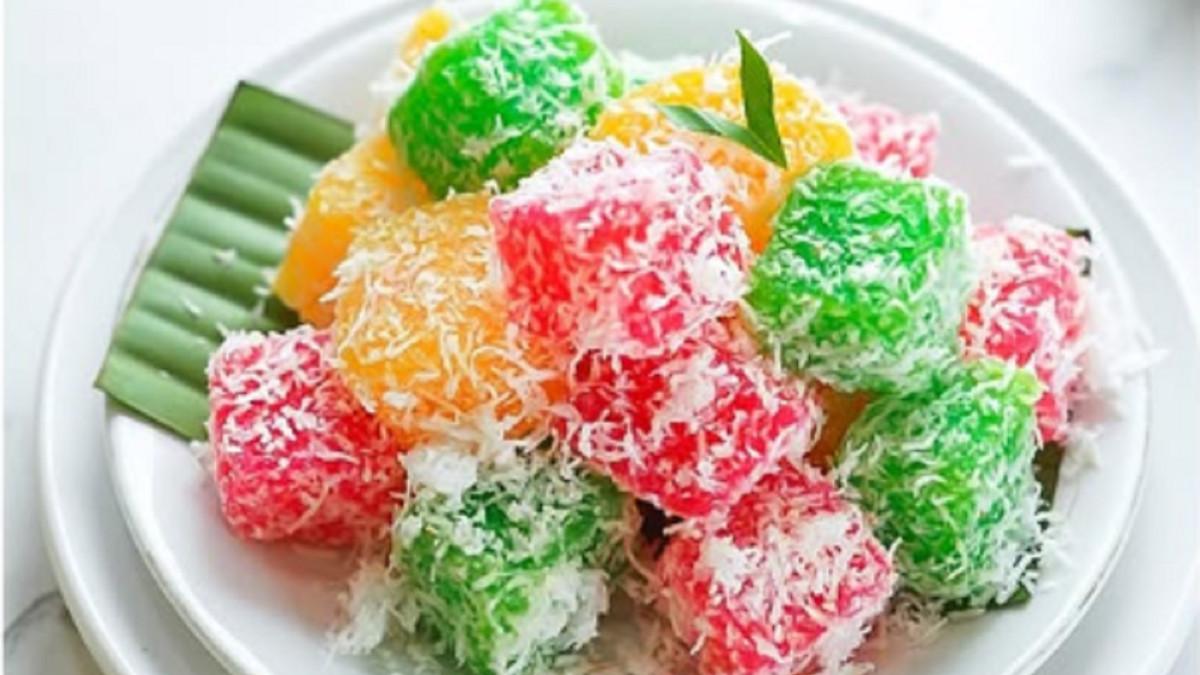 Cara mudah membuat cenil, cemilan khas Pasuruan, Jawa Timur, kuncinya pakai tepung singkong agar kenyal, legit, dan mampu menyerap taburan kelapa