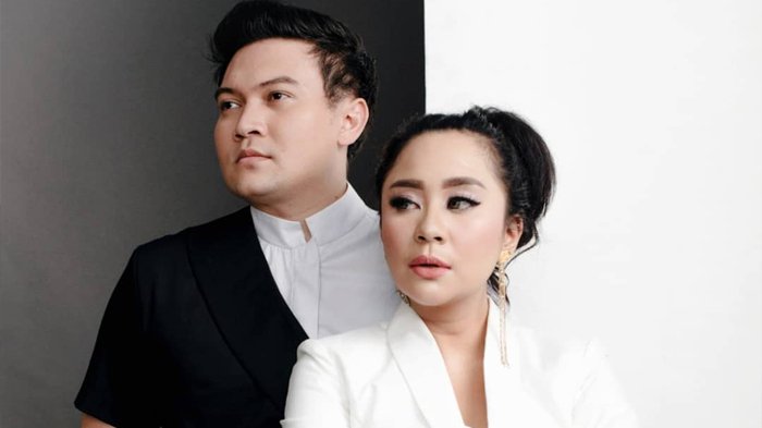 Rumah tangga mantan penyanyi cilik, Chikita Meidy, tengah dilanda prahara. Suaminya Indra Adhitya, terlihat judi online hingga diduga selingkuh.