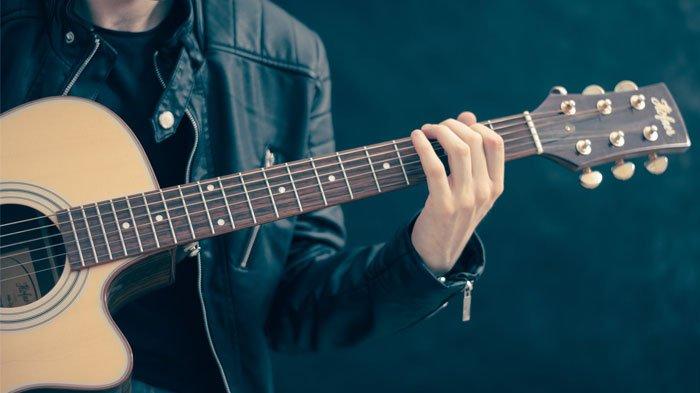Ilustrasi Bermain Gitar